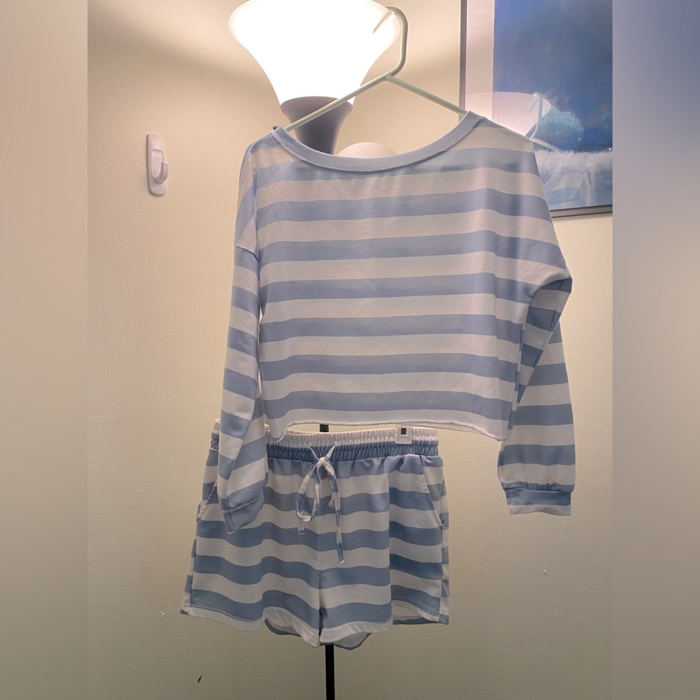 Striped long sleeve and drawstring shorts set 🩵